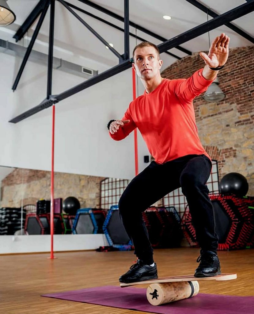mężczyzna ćwiczy na balance board